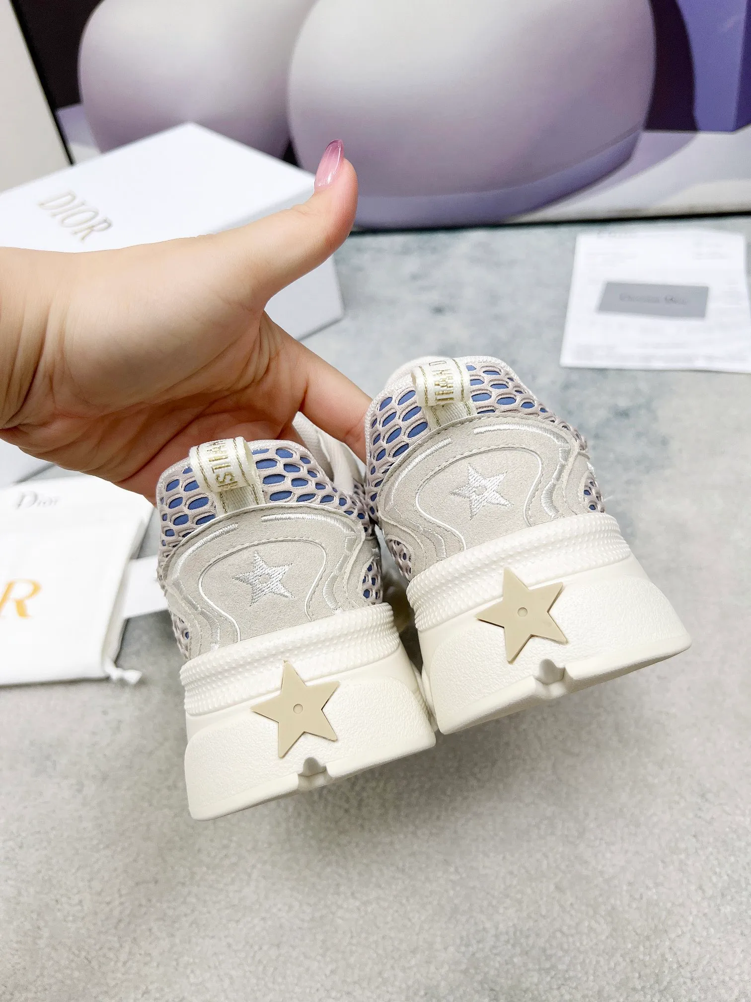 👟👟Ex-factory price 560👟👟 The official website is updated simultaneously with the 2025 model. This Dior Chrono sneaker reinterprets running shoes in Dior's high-end style. Gray mesh fabric is paired with tonal suede calfskin panels, the CD logo on the side, the star patch on the tongue and the Dior logo on the heel, all in classic fine detail. Featuring two-tone laces and a lightweight sole with star graphics, they can be worn year-round. Size: Women’s size 35-41 (35/42 can be customized) Color: 12 colors available